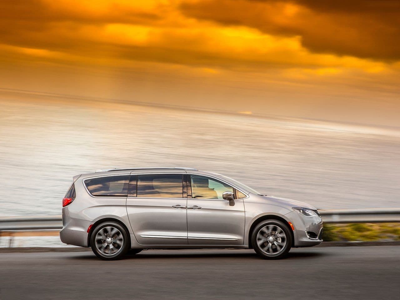 2022 Chrysler Pacifica 3.6L V6 Touring L Plus — photo 9