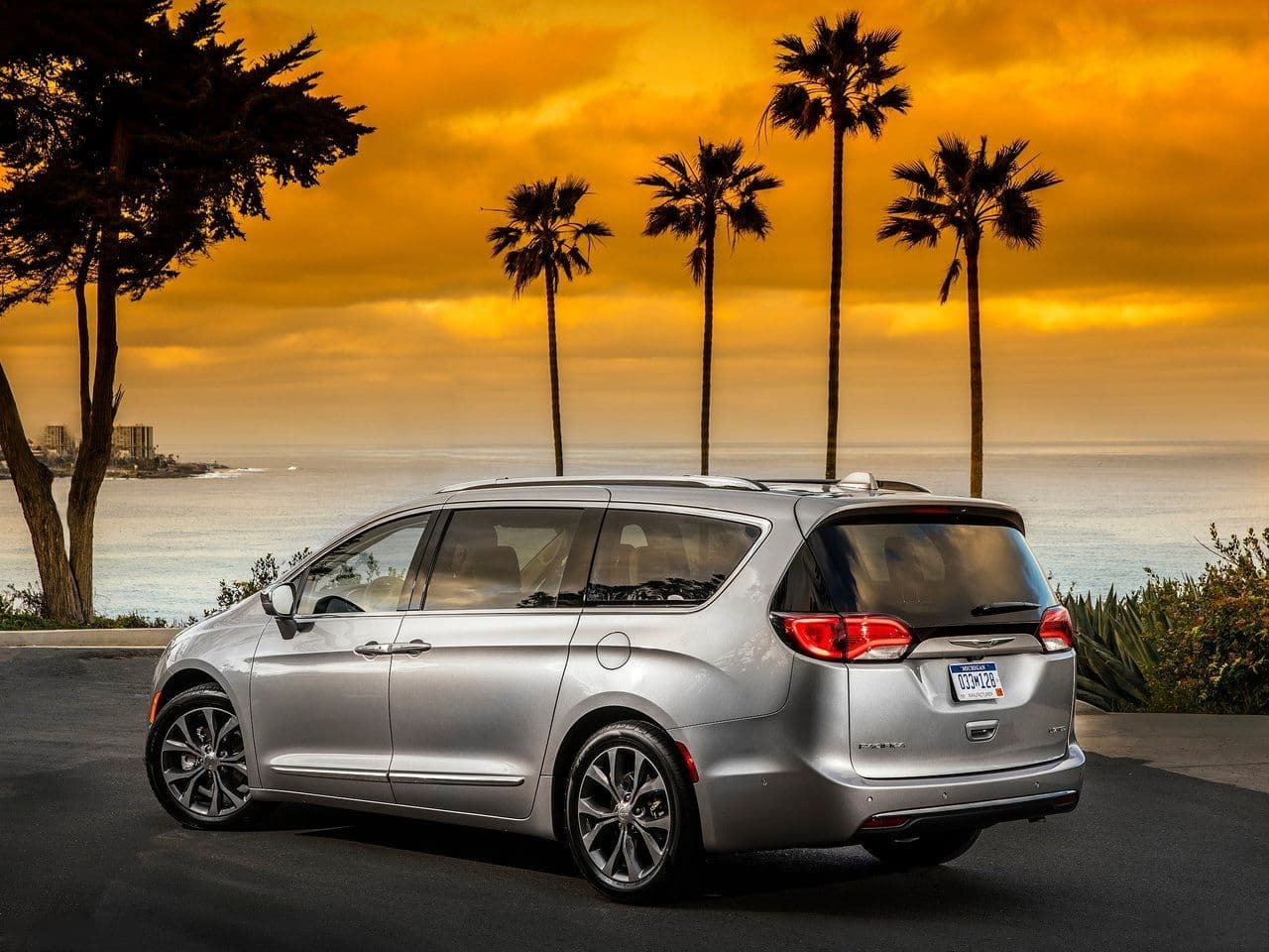 2022 Chrysler Pacifica 3.6L V6 Touring L Plus — photo 2