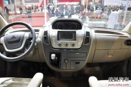 2022 Maxus V80 2.5L Passenger Van (M/T) — photo 11