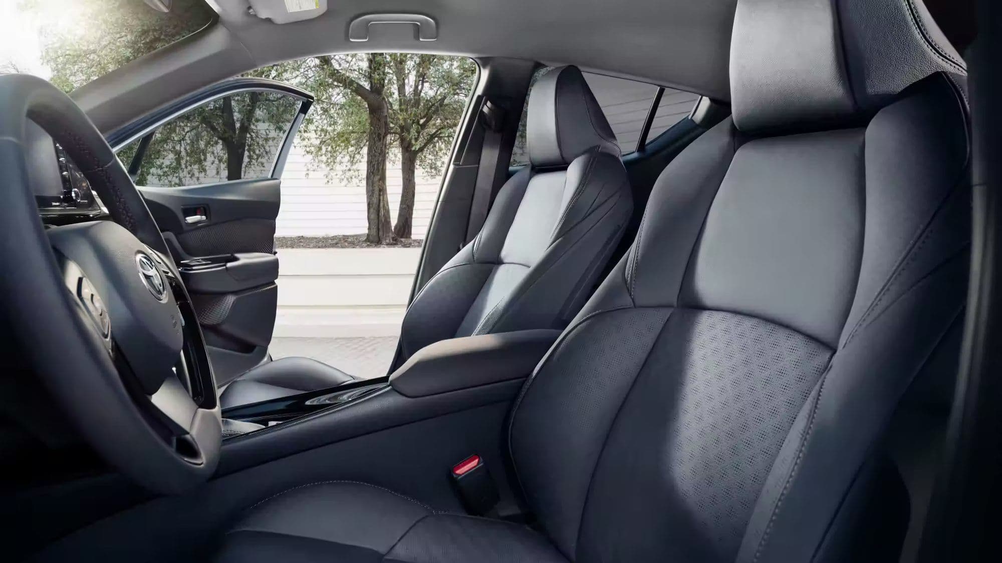 2023 Toyota C-HR 1.8L GX Hybrid — photo 6