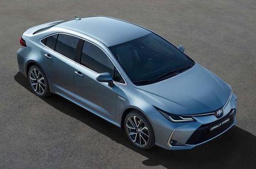 Toyota Corolla Saloon Breaks Cover In China